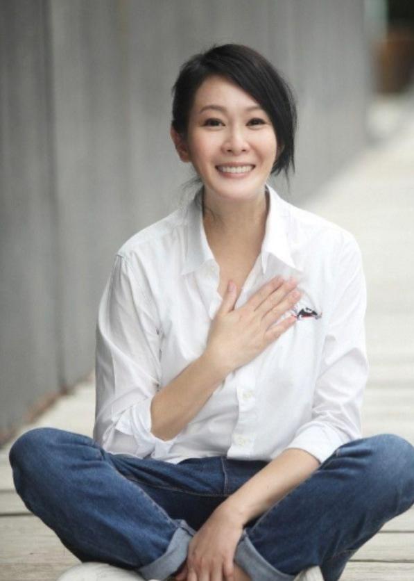 2011年，刘若英嫁给了身家68亿的富商钟小江，婚前刘若英约法三章：可以同居但必