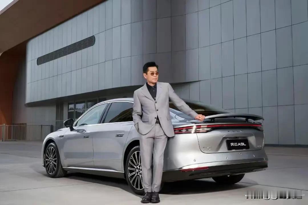 奇瑞风云A9L这个空间真大，古天乐这么高的个子还能翘二郎腿，这个外观也挺在线的，