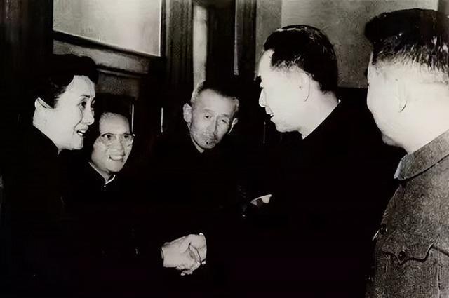 1942年，董竹君爱上已婚的陈清泉。陈清泉的夫人对她说：“你知道破坏别人家庭