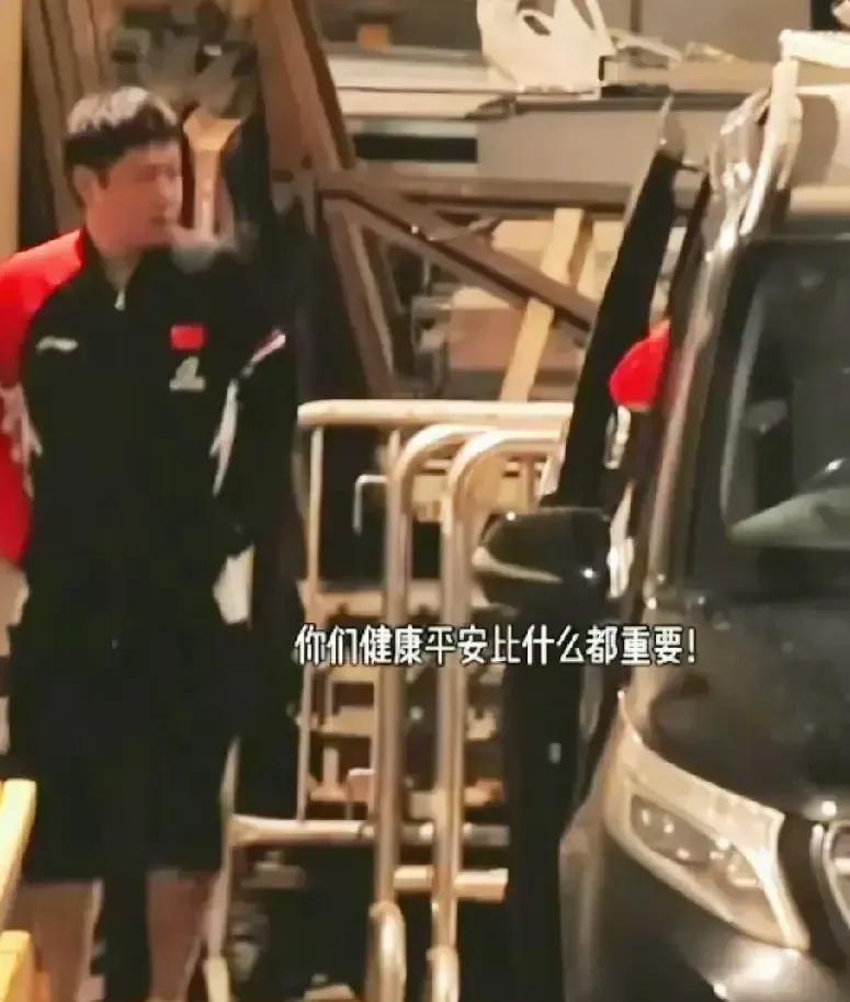 看到莎莎累到需要队友搀扶时，我才惊觉：奥运金牌，不该用透支身体来换。画面里，她