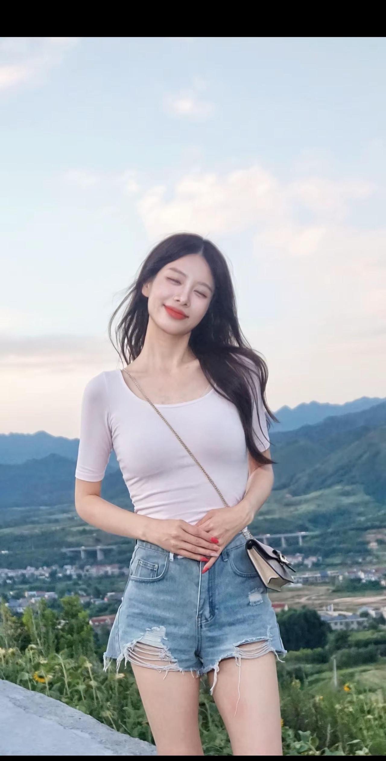 我听说落叶会随着小河，就能看见大海的广阔牛仔短裤户外少女ootd