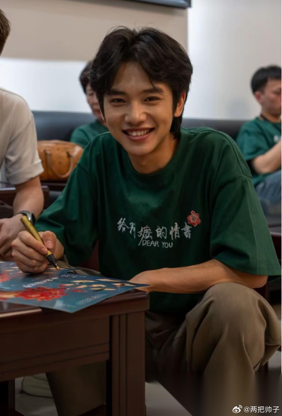 我有预感，《给阿嬷的情书》男主王彦桐，不出三年，必成顶流。第一，他的形象在