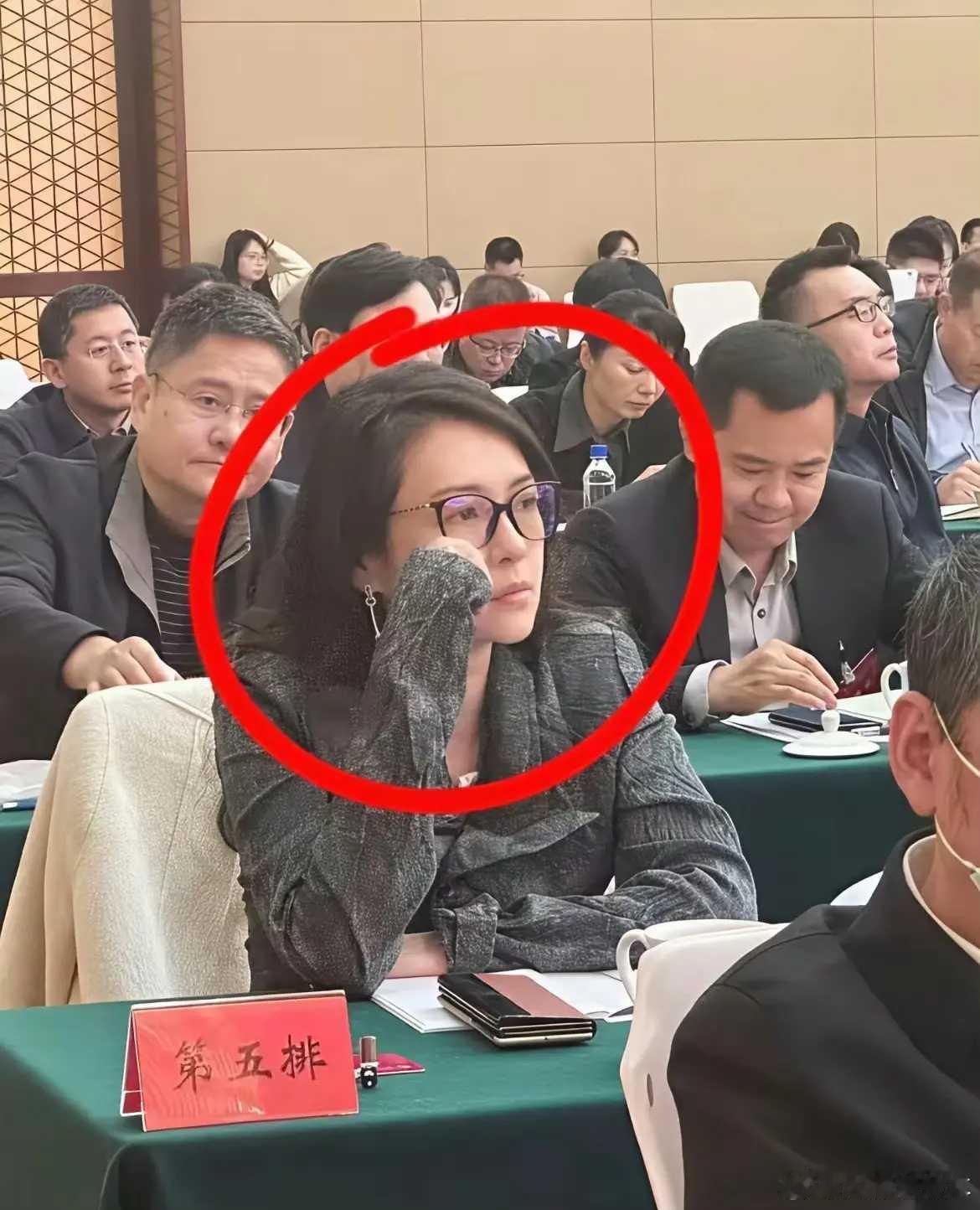 这个美女，姓“第”，名“五排”。读书​​​