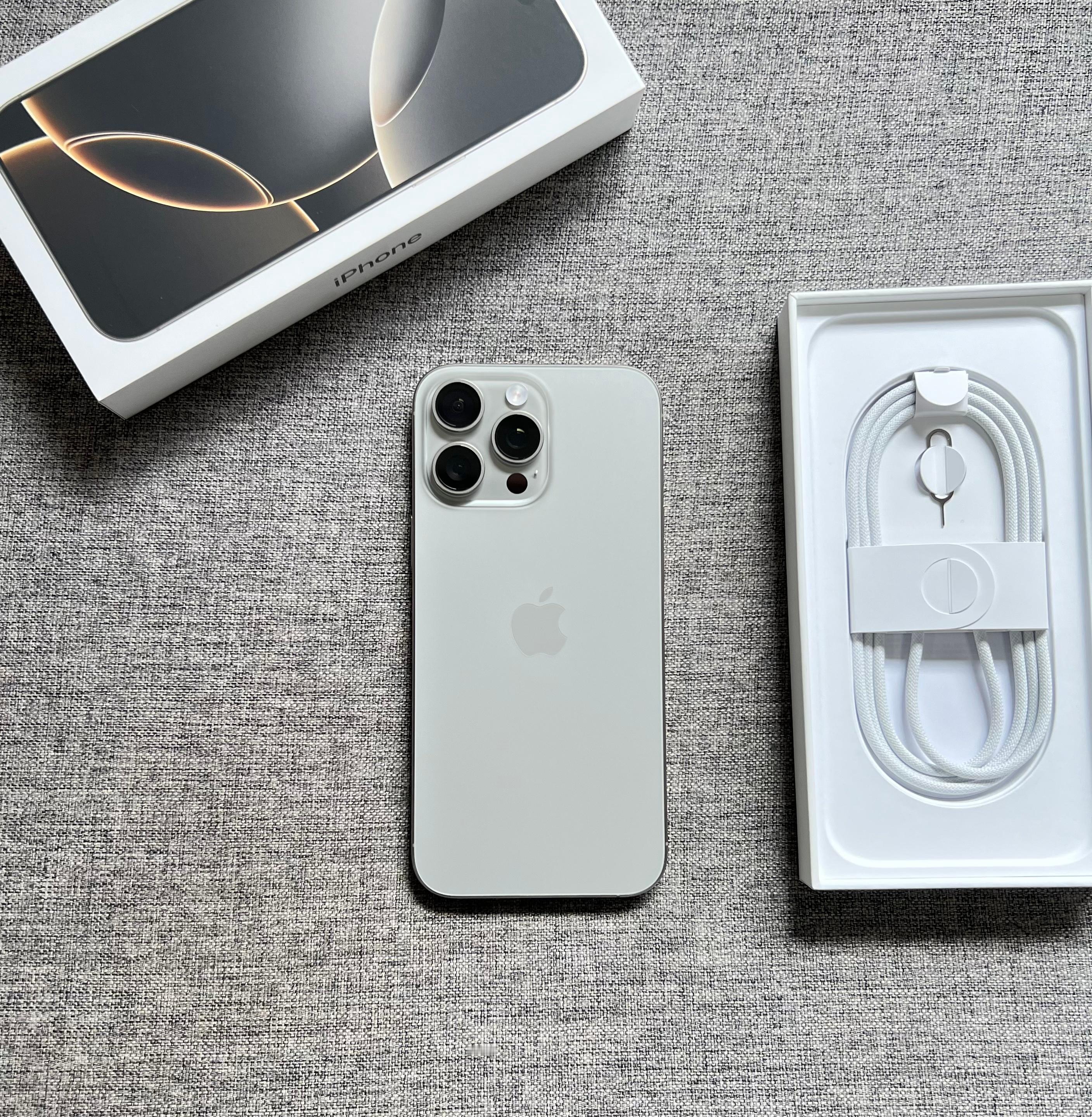 国行iPhone16ProMax256G原色，仅屏幕一处细小划痕，其它完