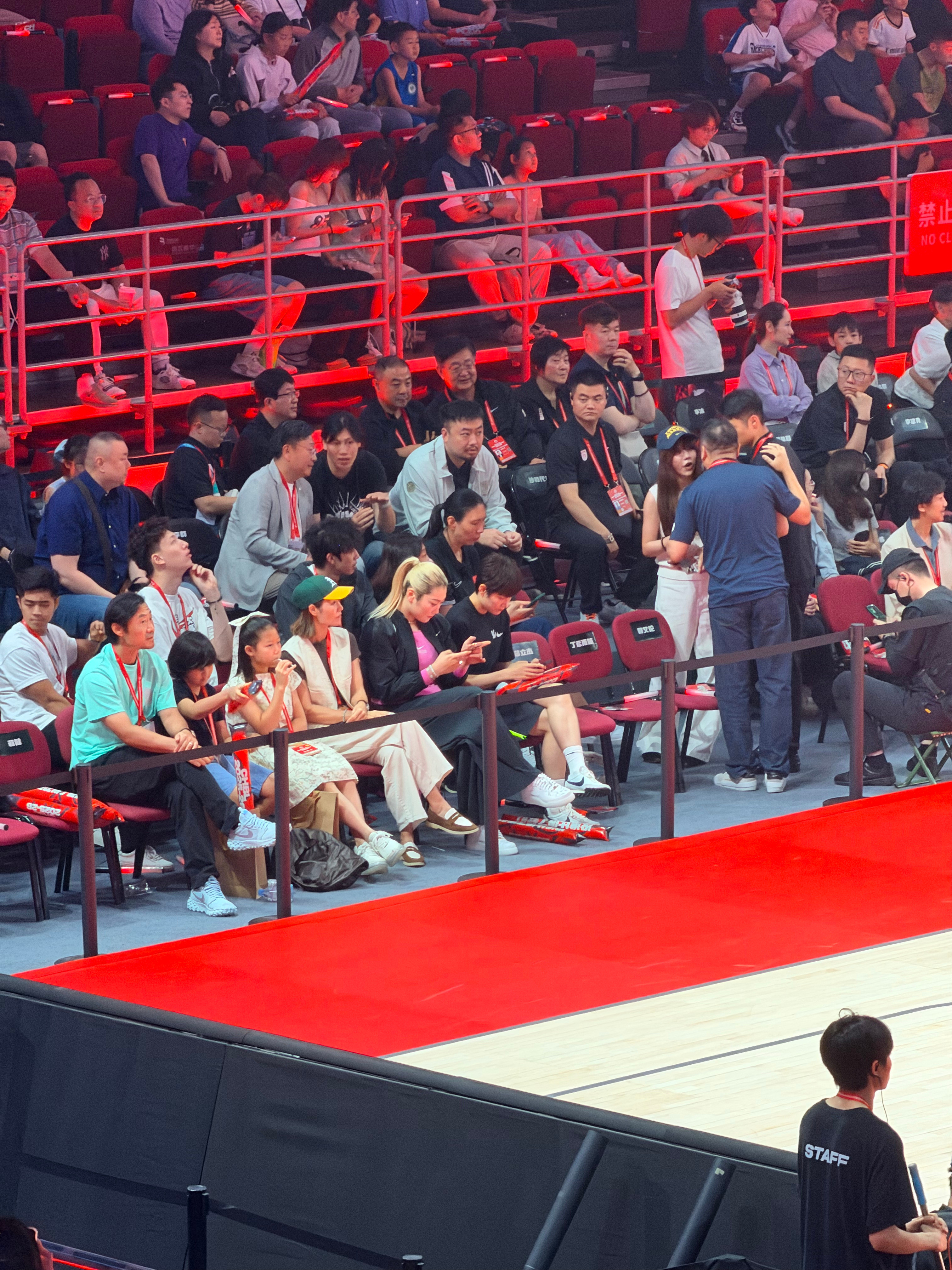 李梦、杨力维现场观战耐高女篮决赛：济源一中VS东师附中。一生只有一次耐高
