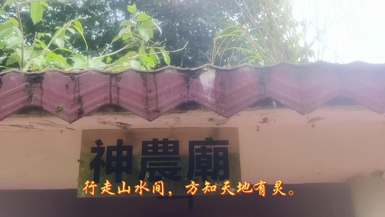 🍃行走在山水间才感知到天地有灵，山环雾聚，水淌意闲。1️⃣峰峦像在轻轻呼吸起