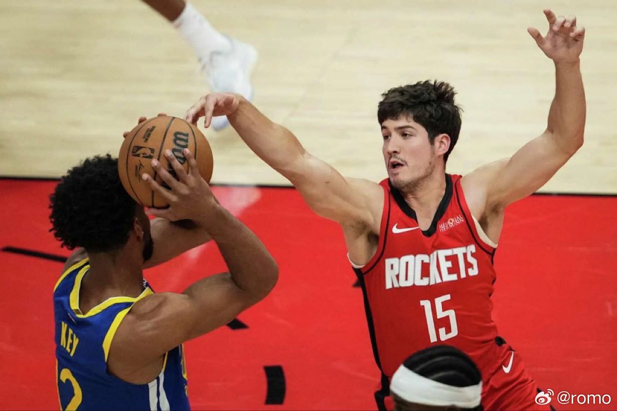 本赛季谢泼德在场与不在场时火箭的防守效率对比：在场：113.9不在场：113.4