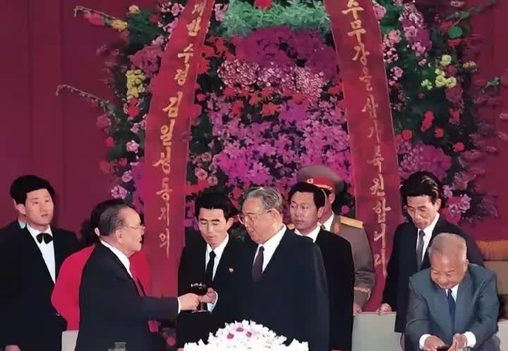 网上看到的。这是给谁办寿宴，规格这么高，连西哈努克也在一旁亲自斟酒