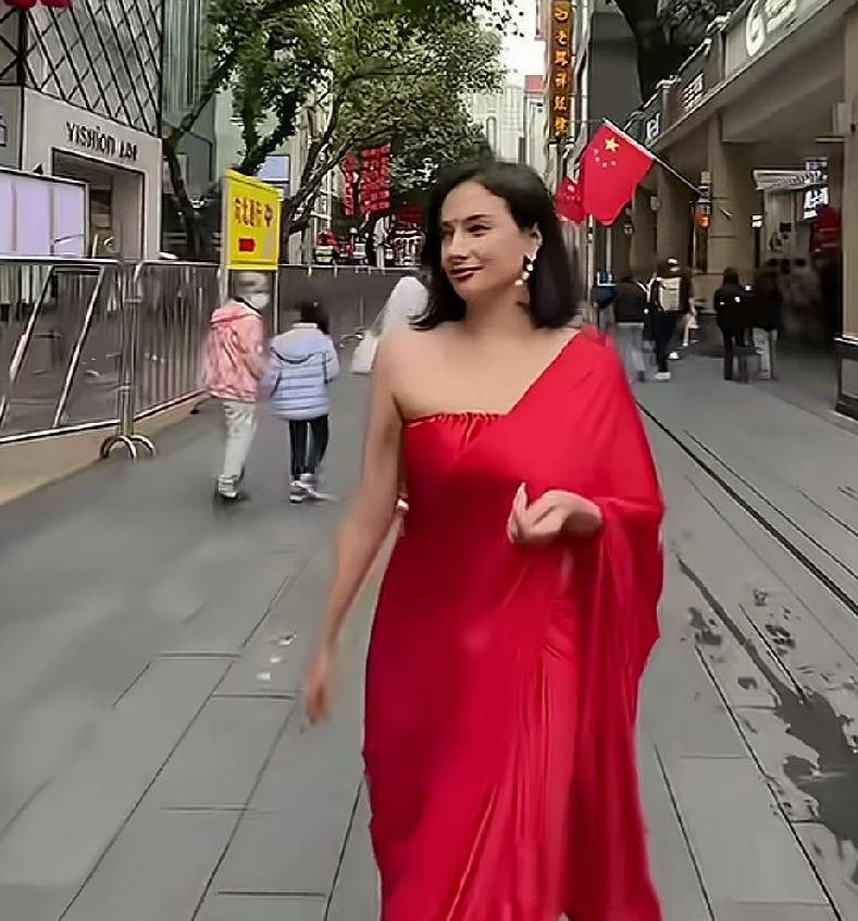 印度这些高种姓人群来到中国也感不到什么自豪了，在印度他们的穿着可以说是非常高大上