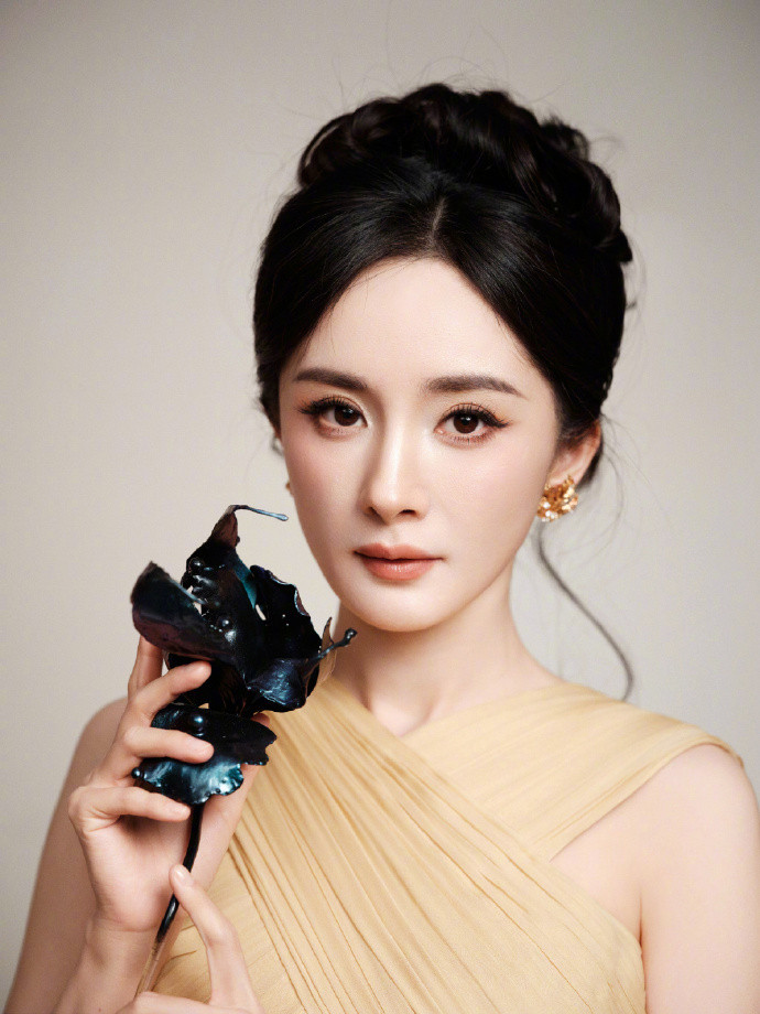 千呼万唤始出来～杨幂x2025爱奇艺尖叫之夜出图杨幂尖叫之夜出图了