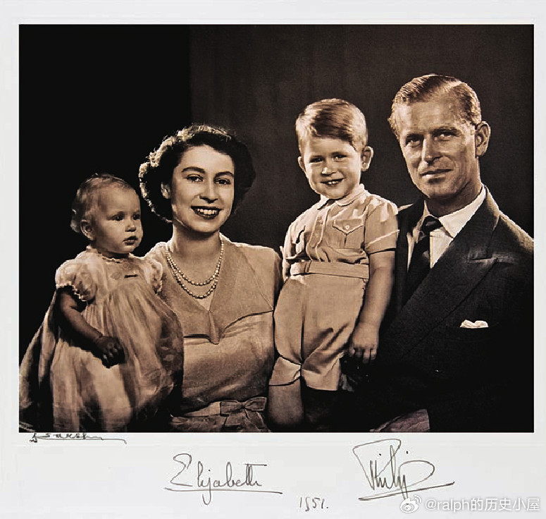 1951年伊丽莎白公主（1953年加冕为女王）、菲利普王子（右一）和他们的儿女查