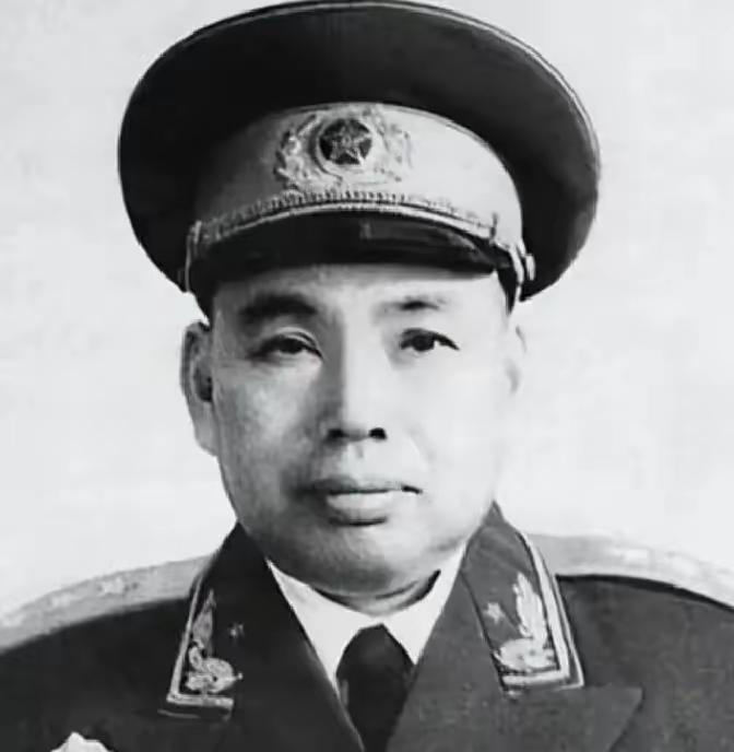 1969年中共九大会间休息时间，许世友怯生生地走到毛主席身边，寒暄了几句。毛主席