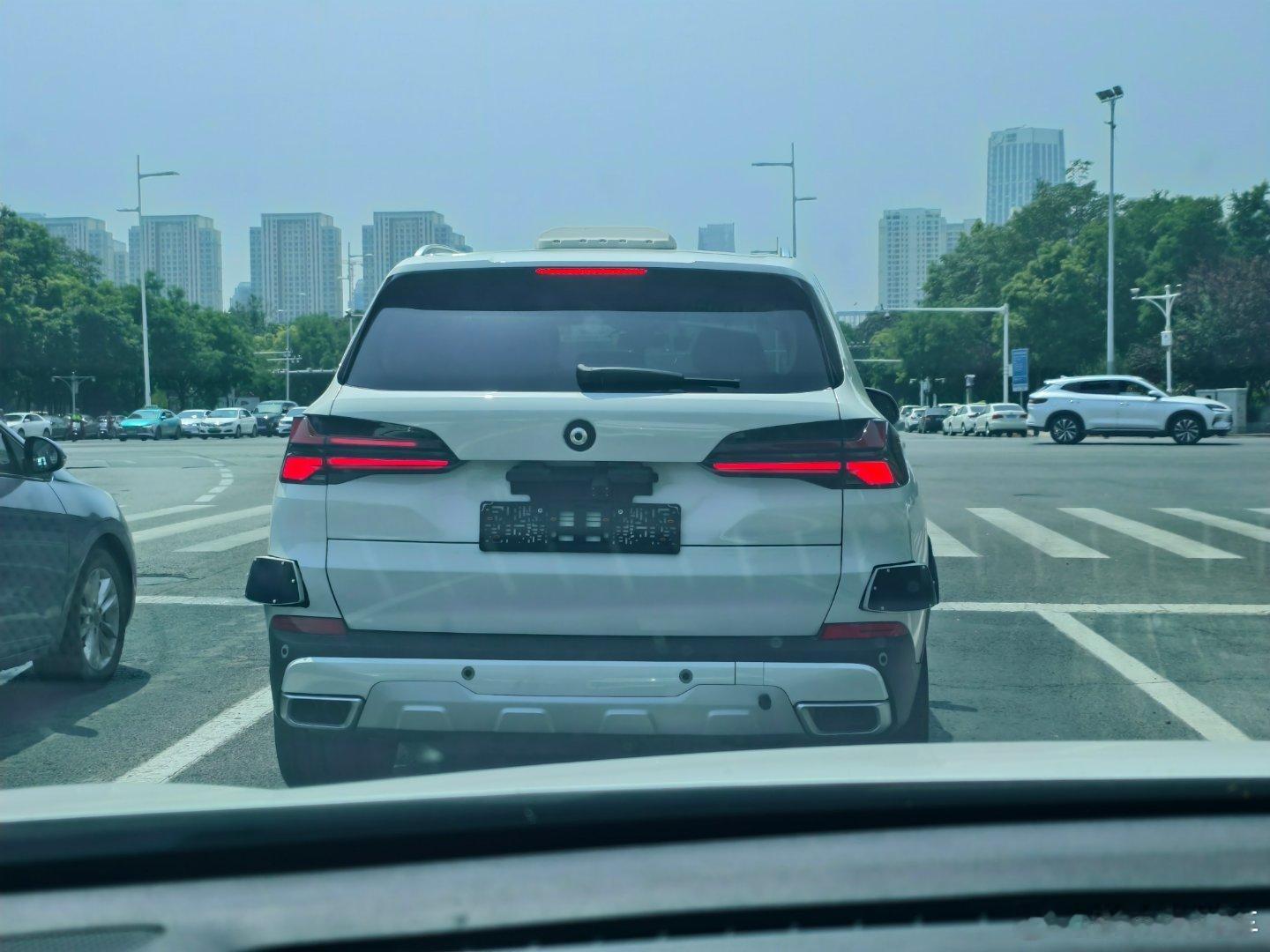 跟了半天愣是没看出来到底是啥车[？？？][？？？]感觉像宝马，但又不太肯定宝马​​