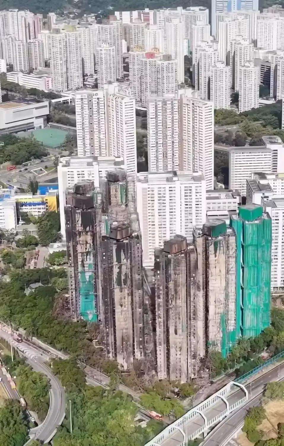 宏福苑三十年老墙掉皮，房署终于肯掏钱包给贴新瓷砖。当年我妈掏光积蓄抢到的居屋，