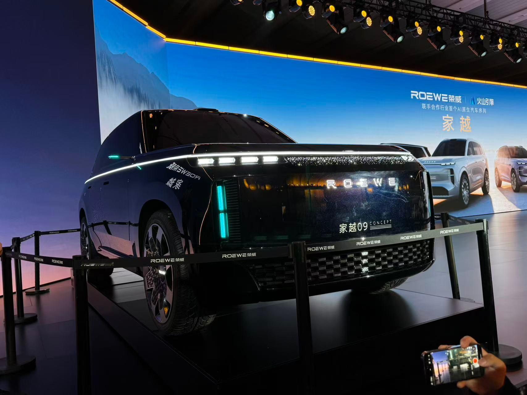 荣威这个家越07概念车有点东西，它不是那种“越做越圆滑”的设计，车长接近5米，高