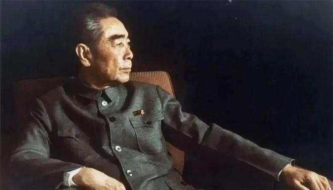 1955年，许世友得知自己授衔上将，开怀畅饮。酒酣时电话响起，大扫其兴，便不耐烦