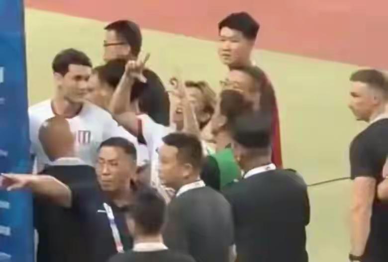 跟一个喜欢体育的朋友聊韦世豪这事，他一句话让我愣住：一个手势、一句口型，为什么能