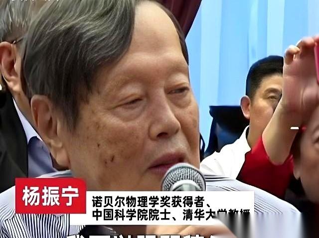 听说中国原子弹是靠自己人关起门来硬搞出来的,杨振宁当场就绷不住了,一个人躲进洗手