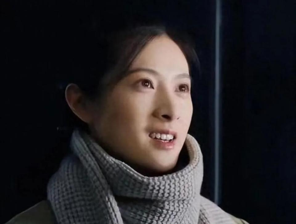 隋俊波曾是靳东前女友，校园恋甜蜜令人羡慕，可毕业就被靳东抛弃，留下遗憾。之后靳东