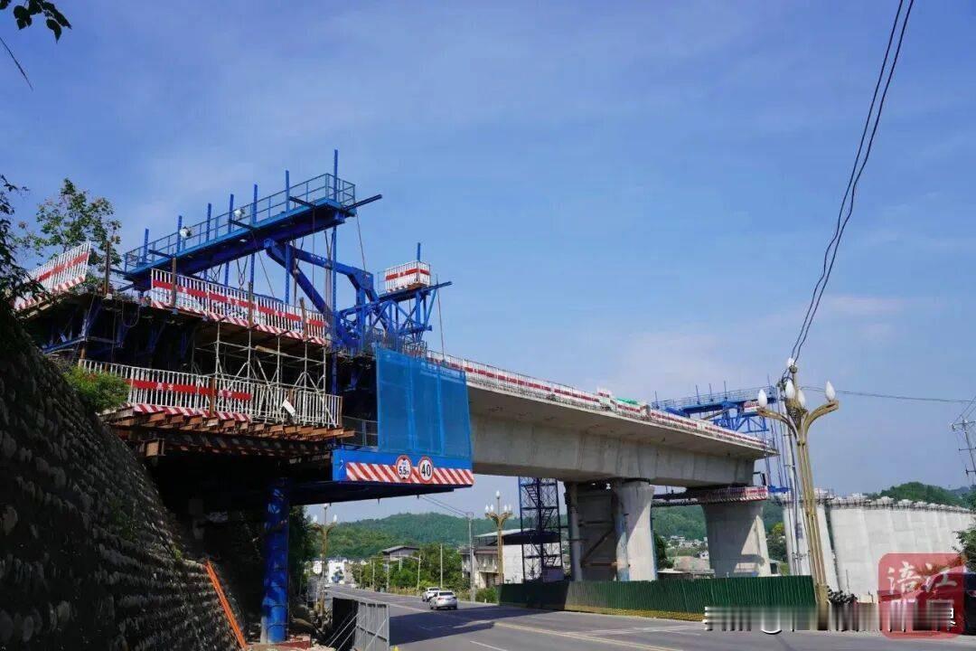 川中腹地三条高铁空白区，终于要一起破零了。长新村特大桥，8月26日顺利合龙