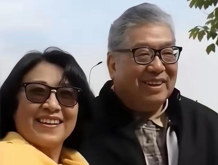 李连杰的前妻黄秋燕，过得很富态，总是春风满面的。那一定因为现在的生活稳定又幸福。