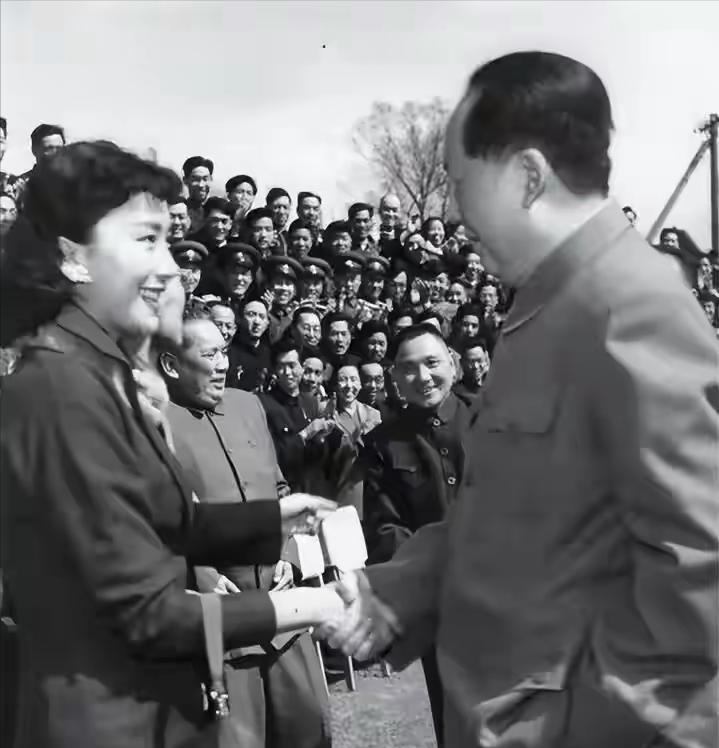 这是拍摄于1957年的一张合影，地点中南海，夏梦因出席文化部优秀影片颁奖大会，受