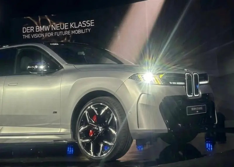 车若初见全新一代宝马X5和7系长这样儿，好家伙，X5挺夸张的...老大哥7系反