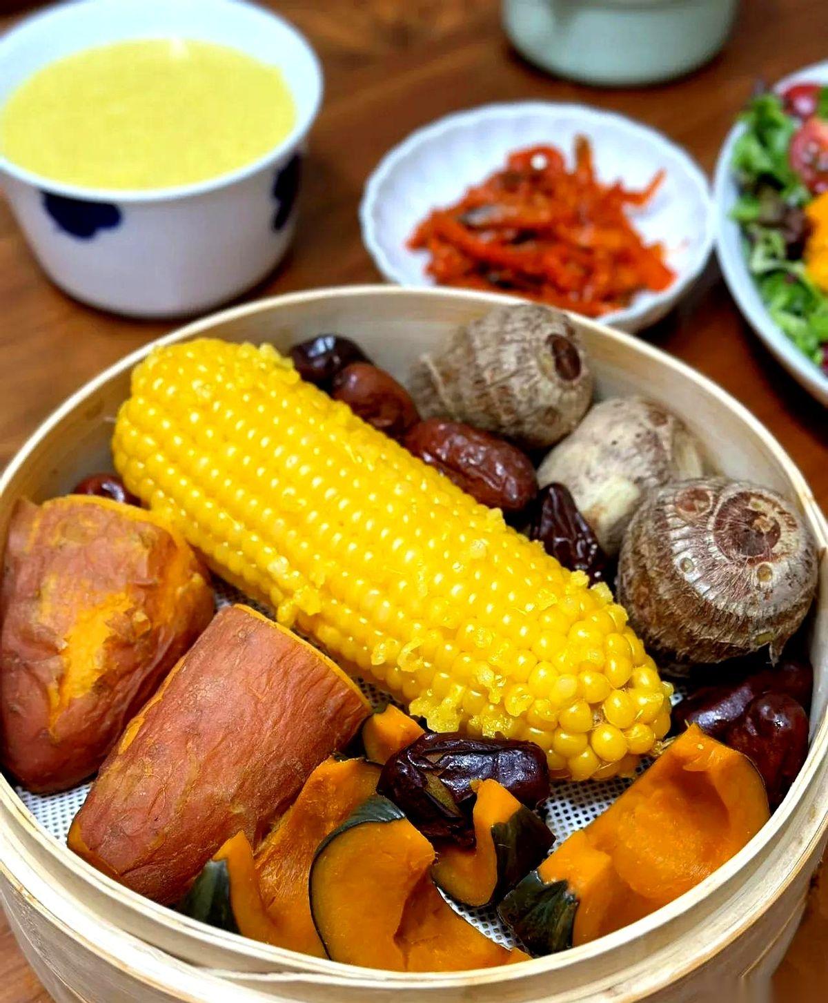 冰箱里塞得满满当当，总觉得孩子下个周末就回来吃。那块最好的肉，那条最肥的鱼，冻