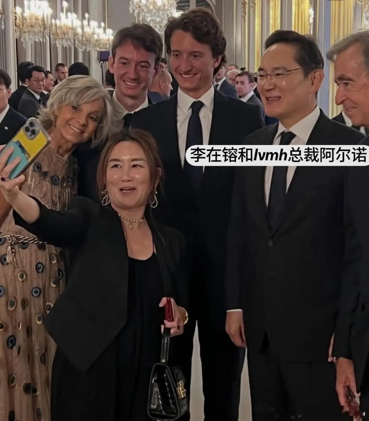 三星会长李在镕跟LVMH家族合影！法国首富主动让李在镕站在中间，两个家族关系很好