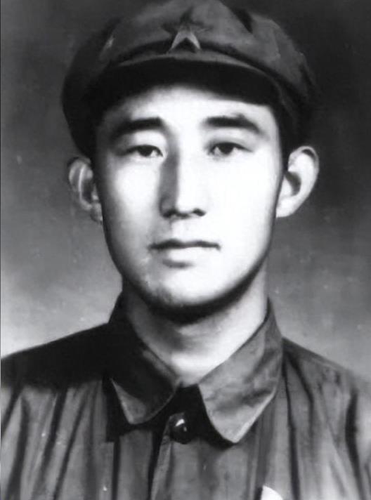 1949年潜伏在敌人内部的地下党员吴荣森，已经引起了特务的怀疑，他察觉到危险后，