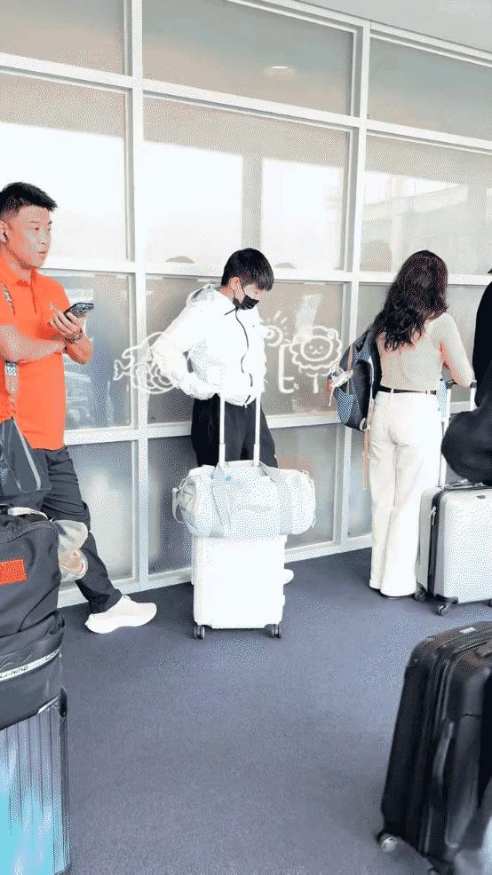 莎莎的葡萄眼滴溜溜转，原来被王白告的包吸引，莎莎不相信自己的眼睛，这怎么会