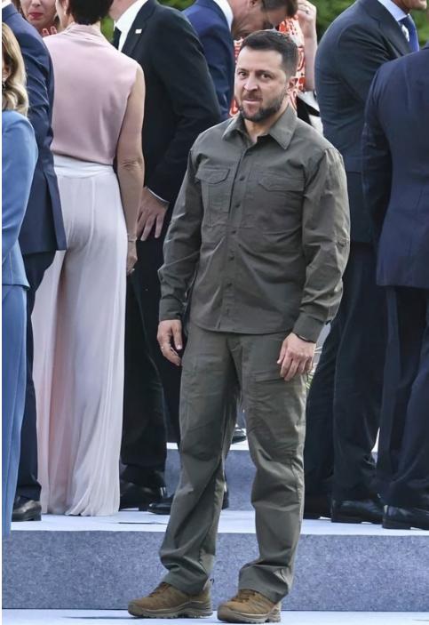 一片哗然！泽连斯基简直成了无期限总统。当地时间1月14日，乌克兰最高拉达（议会）