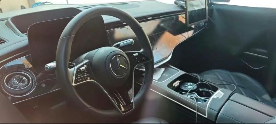 内饰看齐奔驰EQS？中期改款迈巴赫S级内饰疑似曝光！ 近日，网络上疑似曝光了