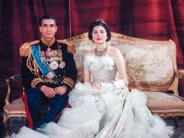 1960年，法国海滩，因无法生育被剥夺王后桂冠的索拉娅·巴列维，天天除去时装店购