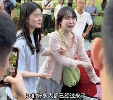 6月23日，河南郑州，一女老板翘着二郎腿坐沙发上，让员工跪 着跟她说话，员工做了