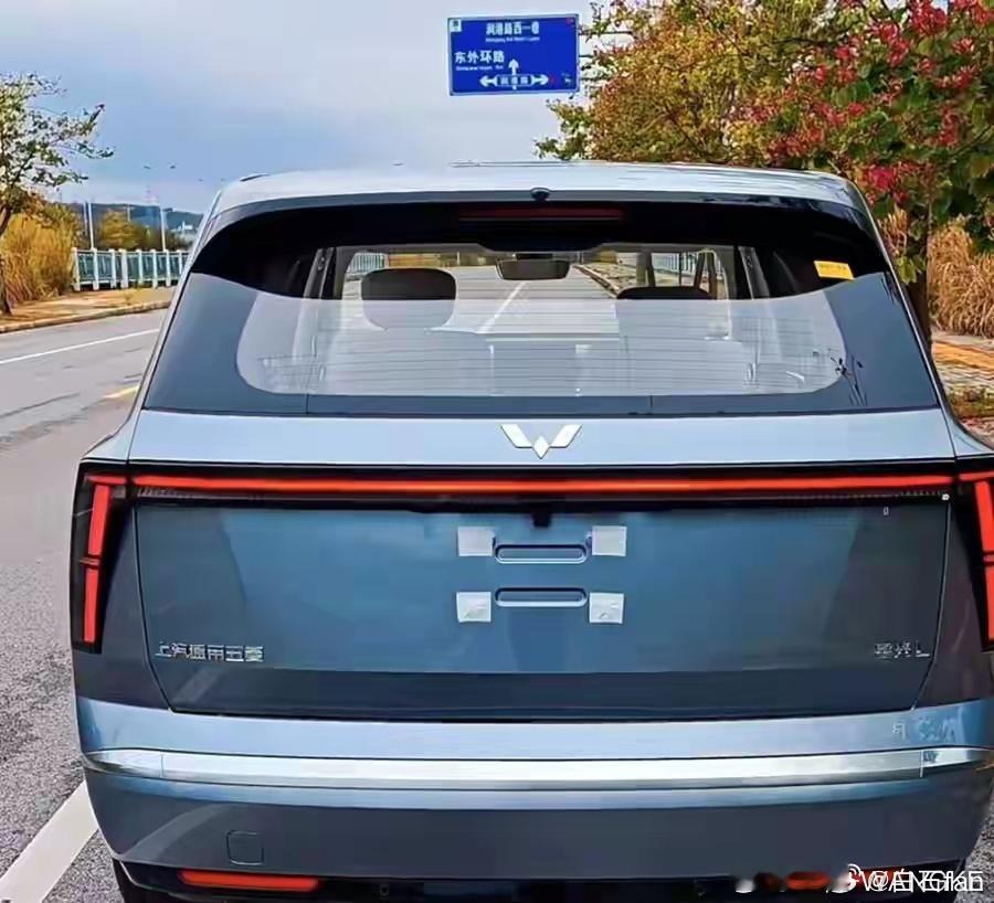 五菱的新车星光L实车图曝光贯穿式LED灯带，后尾灯门式造型侧面看很新势力，体量感