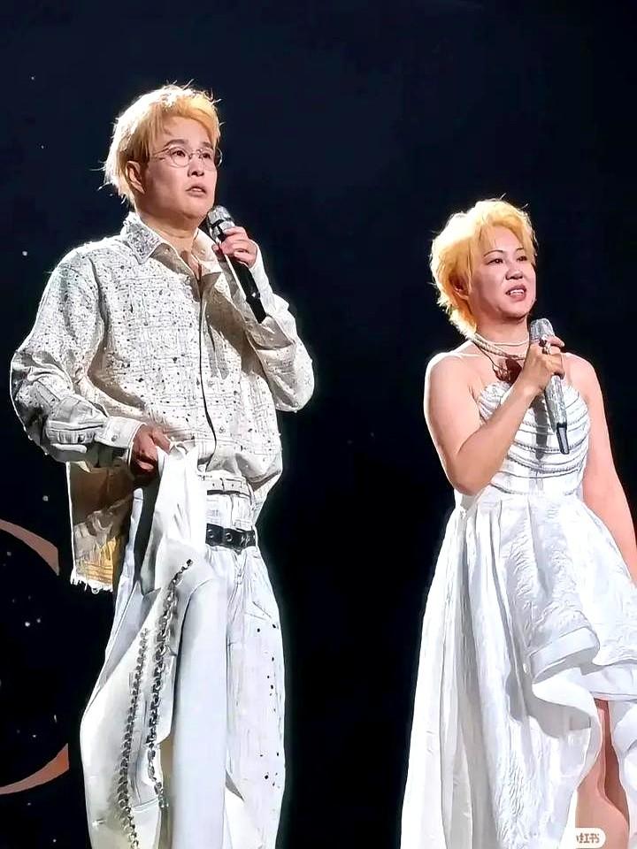 突然明白小沈阳夫妇这两年为什么疯狂开演唱会，不是事业心突然雄起，是因为要花钱的地