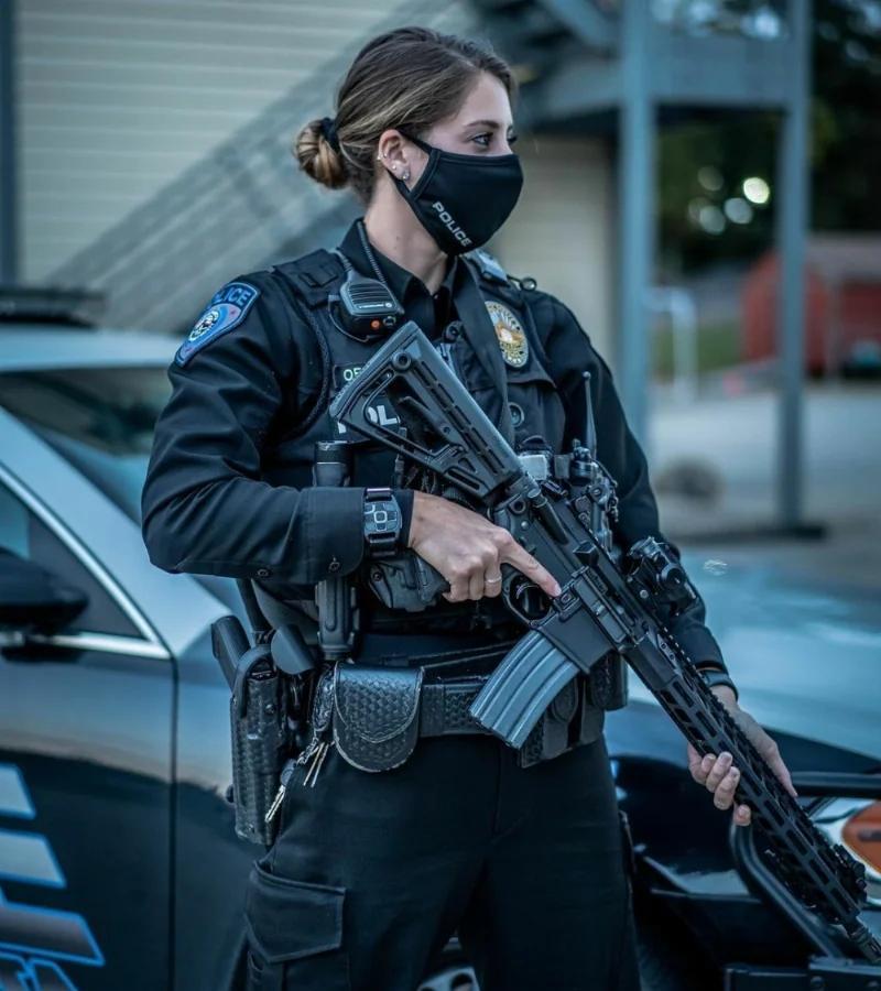 美国女警官配备SIGM400巡逻步枪