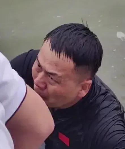 军人张伟生死一跪震撼全网：跪别母亲后纵身激流，救出最后一人时倒下！