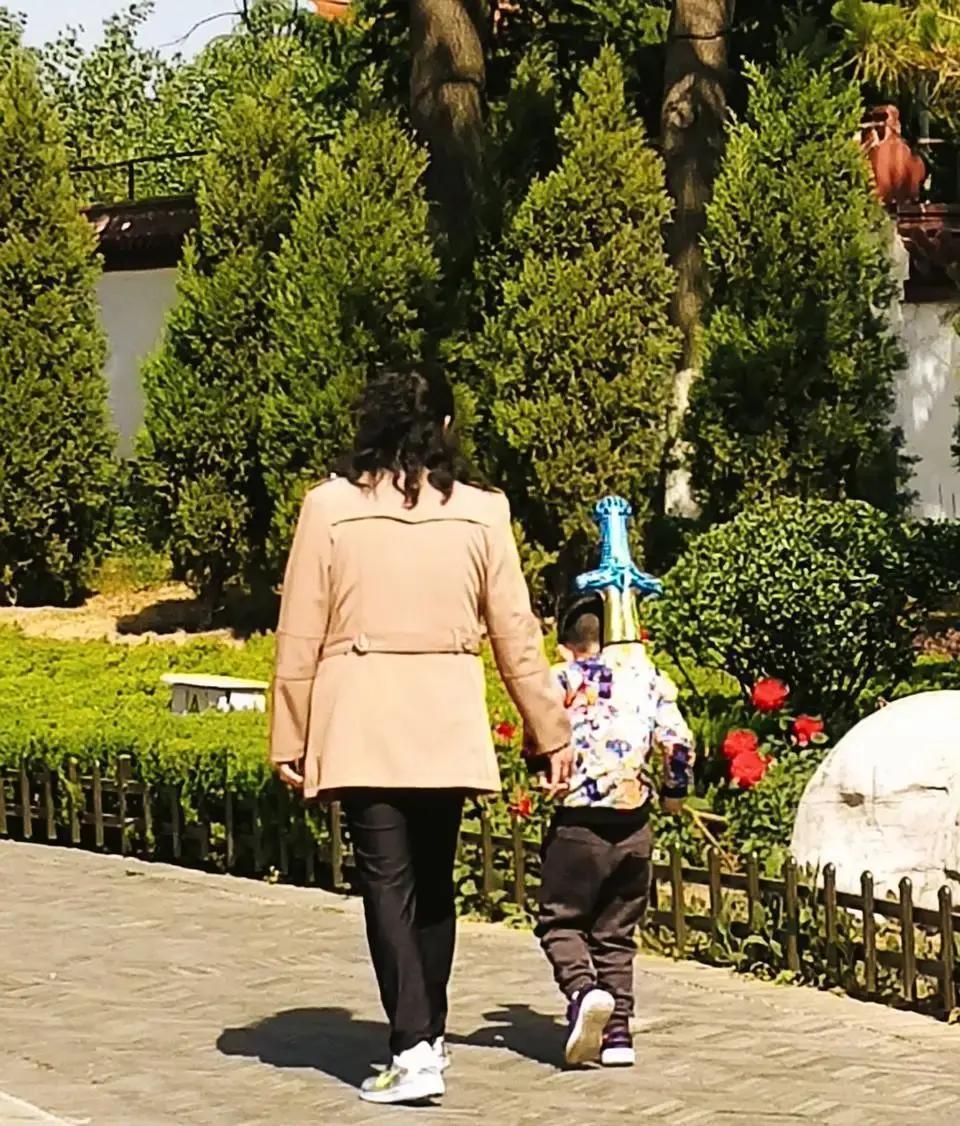 两年前傍晚六点半，儿子下班回家那一刻，家里的气氛就变了味。以前他一进门就大声喊妈