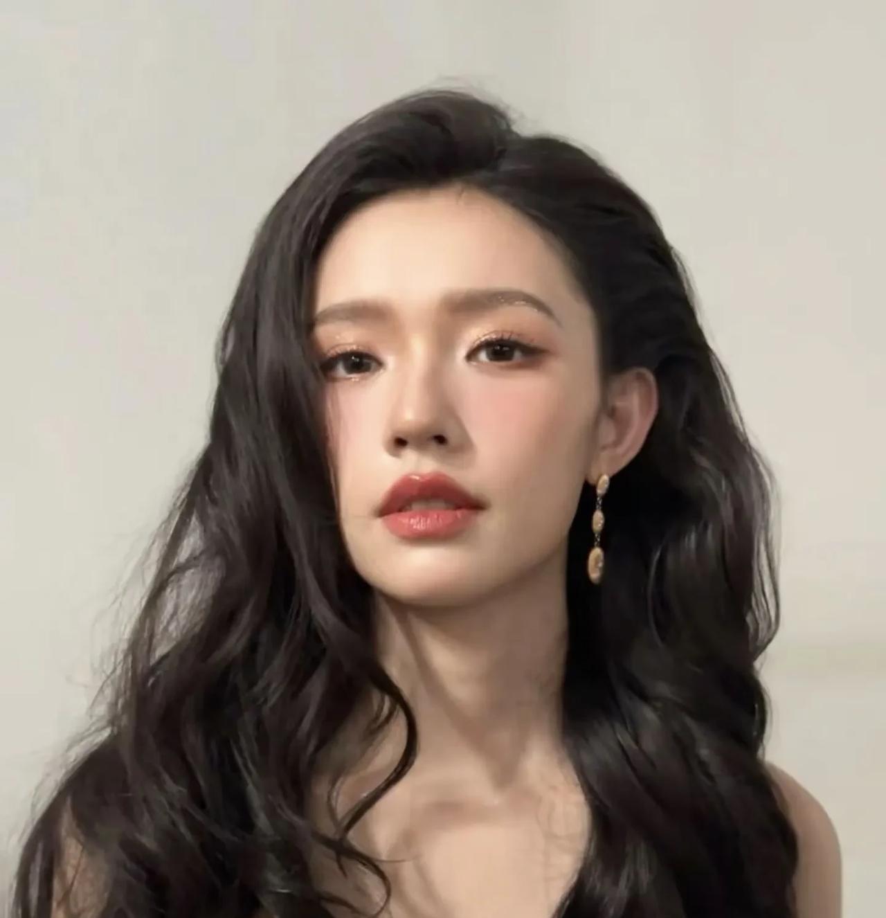 林允的长相真的是被低估了，因为她的五官完全是皮贴骨，看起来特别的舒展大气。再加