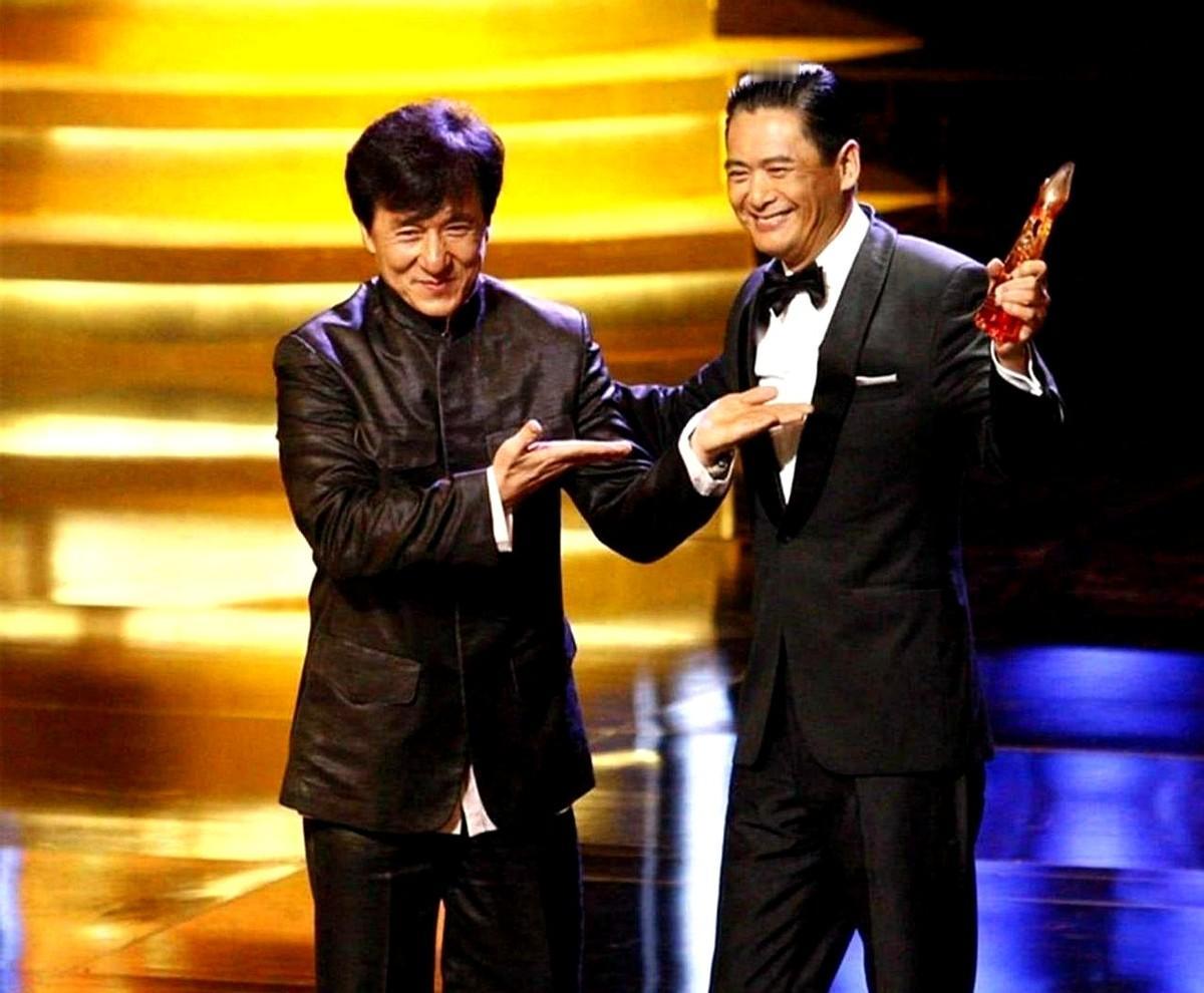 颁奖礼后台这段对话，笑到我肚子痛！周润发对着成龙打趣：“龙哥，我拿过三个金像奖最