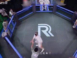 万万没料到！郭艾伦在综艺节目中，被演员郑恺过肩摔倒在地，惊出一身冷汗，郭艾伦大腿