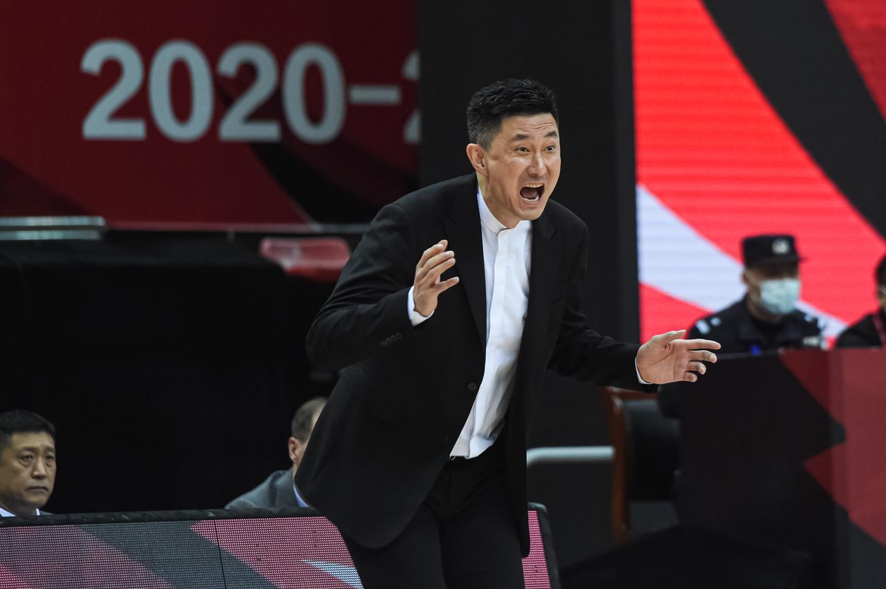 陈海涛生气了！据广东媒体人丁伟杰透露：广东男篮在球迷答谢夜输掉比赛后，身为投资