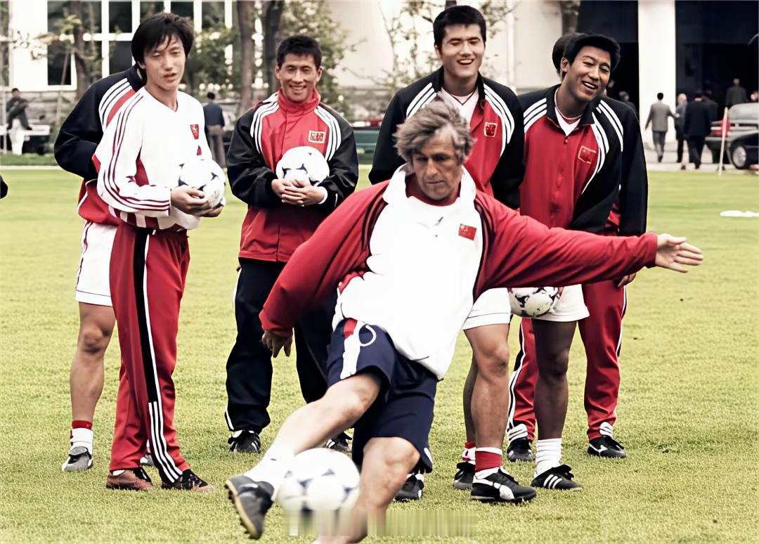 若米卢在2002年世界杯后继续执教国足，可能出现以下情况：1.不立即大规模换血