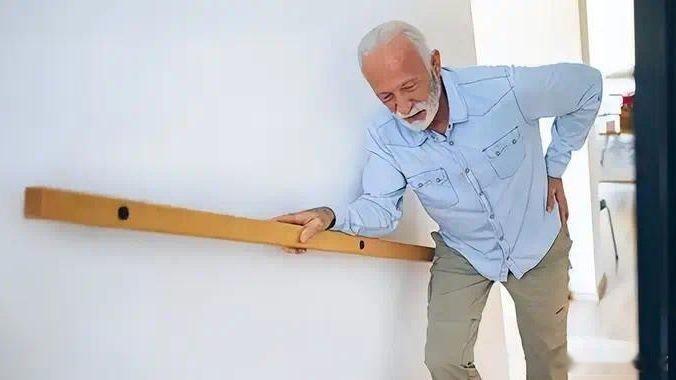 凤凰新闻【步入老年期，肌肉流失得很快！医生：不想老了干瘪，3件事得常做】“我明明