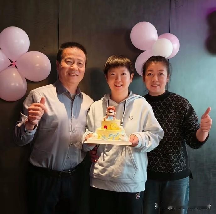 我想爆粗口。孙颖莎的生日很高调吗？不高调。因为她只是在家里和父母，几个队友简单过