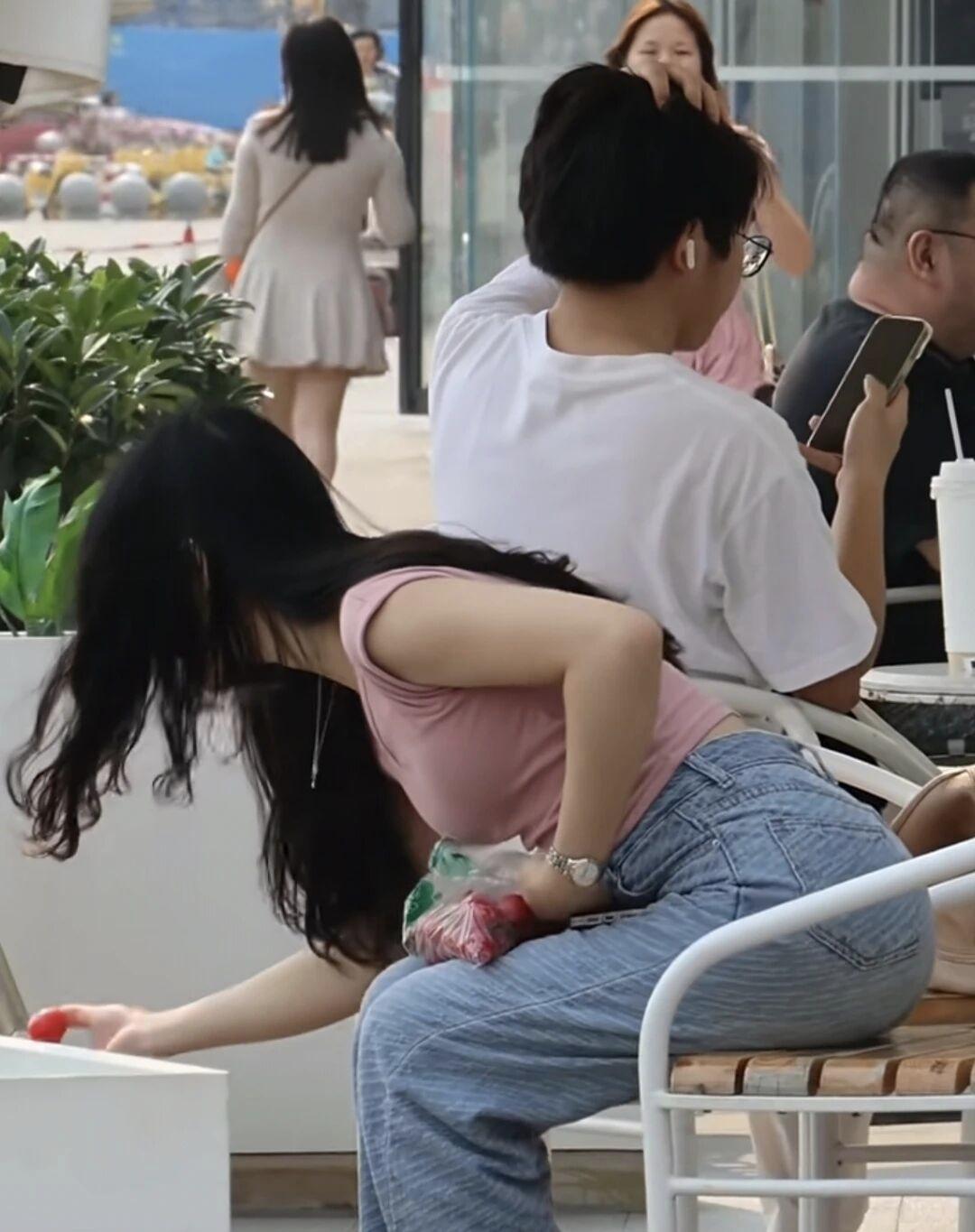 慵懒时光，与闺蜜一起享受咖啡与甜点。🌞🍰👭
