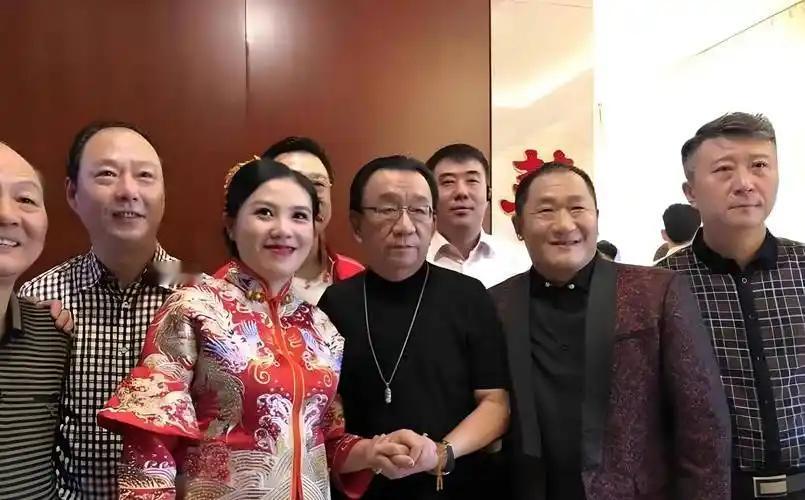 这张照片拍摄于歌手谢东的婚礼现场：C位戴着项链、戒指、手串的证婚人侯耀华头发乌黑