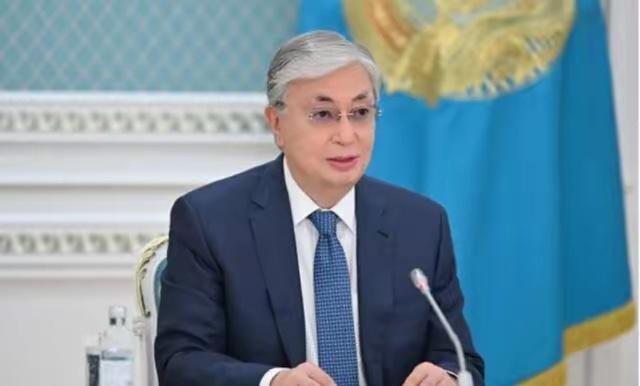 哈萨克斯坦总统托卡耶夫尽管背叛了开国总统纳扎尔巴耶夫，但忠诚于哈国人民，对政体进